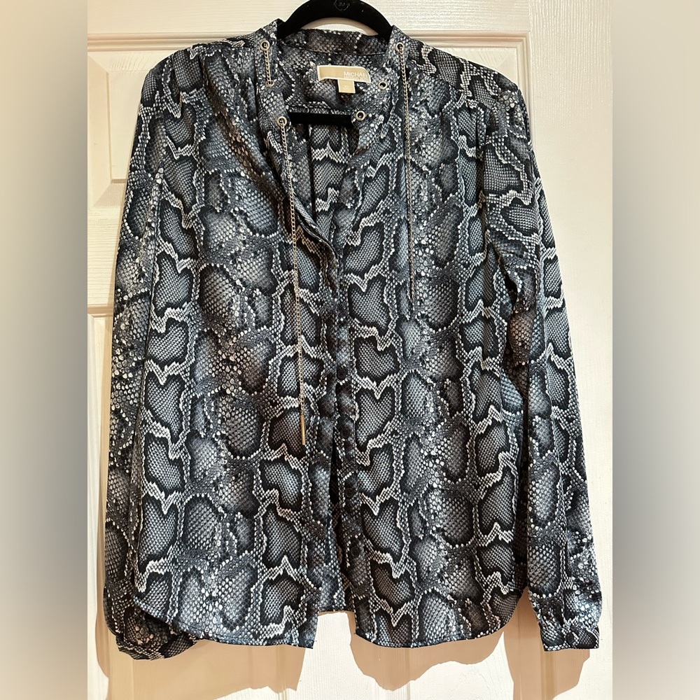 Women’s Michael Kors XL leopard top in black and grey.